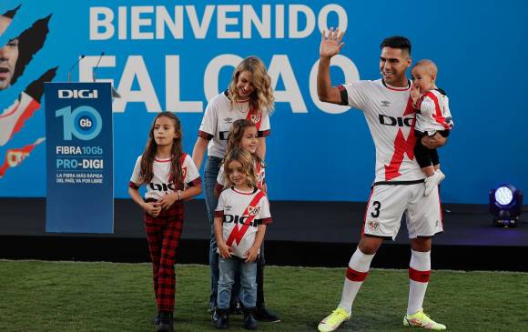 Falcao y su familia tuvieron gran recibimiento por los aficionados del Rayo. Jugará con su compatriota Iván Arboleda. FOTO Getty