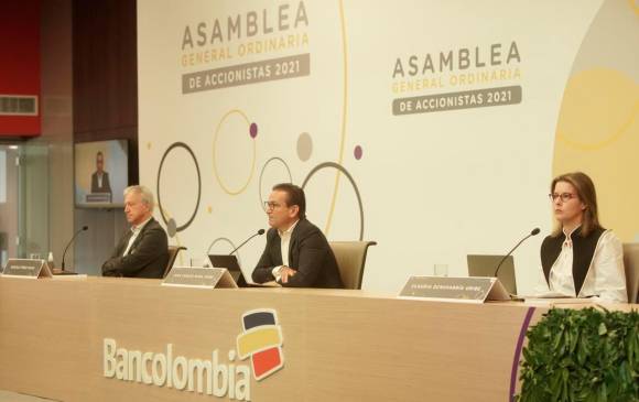 Juan Carlos Mora, presidente de Bancolombia (en el centro), encabezó la asamblea de accionistas 2021 del establecimiento financiero. FOTO cortesia