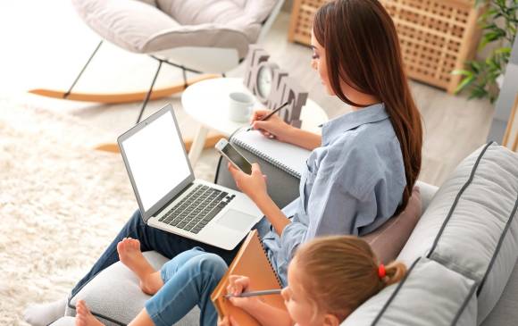 Fijar límites en tiempos y espacios, hablar con sus hijos sobre la emergencia y regular el uso de la tecnología son factores claves para sobrellevar la pandemia en casa. FOTO SHUTTERSTOCK