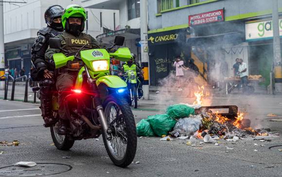De acuerdo con el Ministerio de Defensa, 727 bienes policiales han sido afectados desde el inicio de las protestas a finales de abril pasado, incluyendo 118 CAI y 577 vehículos de la institución. 1.477 uniformados han sido lesionados. FOTO Carlos Velásquez
