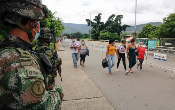 Quienes quieran entrar al país por cualquier paso fronterizo deben cumplir con la medida de pico y cédula de acuerdo a los días pares e impares, y portar la Tarjeta de Movilidad Fronteriza. FOTO AFP