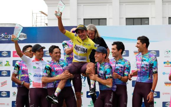 Fabio Duarte festeja con sus compañeros del Team Medellín. Un equipo compacto y unido. FOTO CORTESÍA DIEGO GIRALDO TEAM MEDELLÍN 