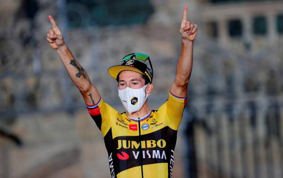 El esloveno Primoz Roglic, del equipo Jumbo-Vismax celebra la victoria de etapa y la triple corona en España. FOTO efe