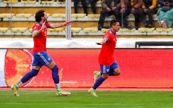 Alexis Sánchez (adelante), la gran figura de la selección austral ante Bolivia. FOTO: EFE