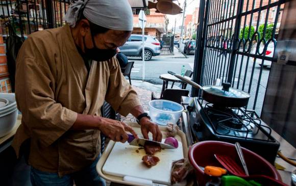 El puesto de comidas rápidas de este japonés está ubicado en el barrio Campo Amor de Medellín. FOTO JULIO CÉSAR HERRERA