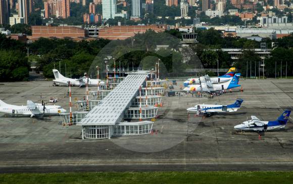 Las lluvias generaron retrasos en la operación del aeropuerto Olaya Herrera este viernes. FOTO JULIO CÉSAR HERRERA