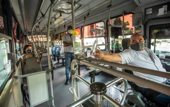 Según el gremio transportador, en Medellín se están movilizando actualmente cerca de 680.000 pasajeros por día y el volumen de usuarios cayó sustancialmente por la pandemia. FOTO Carlos Velázquez
