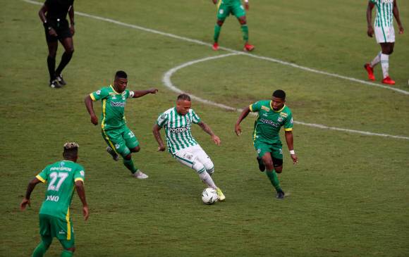 Jarlan, una de las figuras de Nacional, fue neutralizado en ataque tras la buena marca que ejercieron sobre él los jugadores del Quindío. El volante suma 2 goles en el torneo. FOTO ESTEBAN VANEGAS