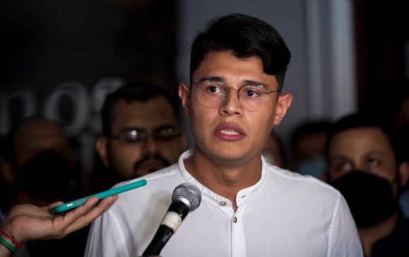 Lesther Alemán es uno de los líderes estudiantiles encarcelados por el régimen de Daniel Ortega. Acaba de graduarse de licenciatura, pero su madre tuvo que recibir el diploma porque él estaba preso. FOTO: EFE