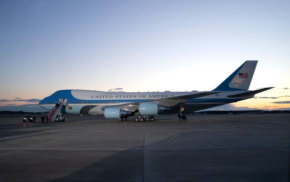 La nueva directriz de Biden es el uso de mascarillas en aeropuertos y aviones. FOTO: EFE
