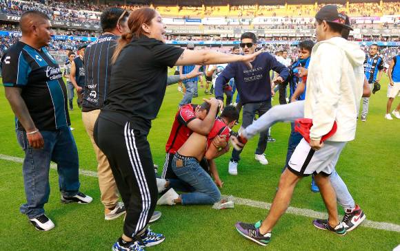 26 personas terminaron heridas tras la violencia en el estadio de Queretaro, 3 de ellos están graves. FOTO EFE