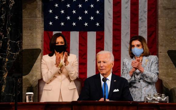 Joe Biden se dirigió al Congreso horas antes de que su gobierno cumpla 100 días de gestión. A su espalda, Kamala Harris y Nancy Pelosi. FOTO Getty