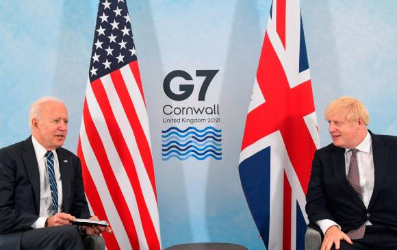 Este es el primer encuentro entre los siete países líderes del mundo después de haberse propagado la pandemia del covid. Previo a él, Joe Biden (izq.) y Boris Johnson (der.) hablaron sobre temas a tratar en la cumbre como lo son la vacunación y la economía. FOTO AFP