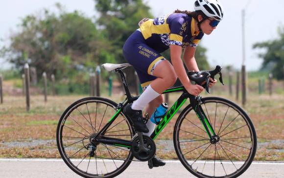 En acción Angie Mariana Londoño de El Carmen del Viboral y ganadora de la medalla de oro en el Nacional Interclubes de Pista y Ruta. FOTO CORTESÍA FEDECICLISMO 