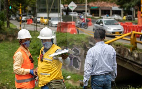 Mientras avanzan las obras de Metroplús en Envigado se harán variaciones en las rutas de desplazamiento en el sector. FOTO EDWIN BUSTAMANTE
