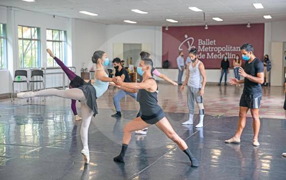 El Ballet Metropolitano en uno de los auditorios del antiguo colegio. FOTO Edwin Bustamante.