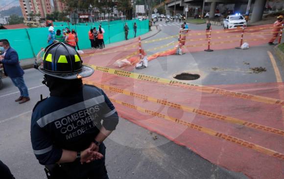La Alcaldía de Medellín, junto con el Dagrd y el Cuerpo Oficial de Bomberos Medellín, monitorean este punto y siguen al tanto de la evolución con otras instituciones y organismos de emergencia de la ciudad. FOTO CARLOS VELÁSQUEZ