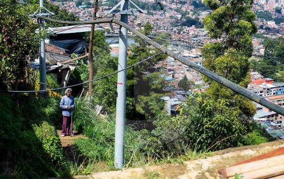 El acueducto aéreo de San José de la Cima se sostiene de una serie de postes y anclajes que están a una altura de 3 metros sobre el suelo. El sistema está conectado a 90 viviendas. FOTO Jaime Pérez
