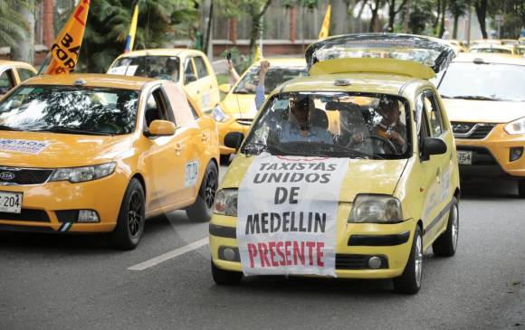 Por varios sectores de la ciudad avanza la protesta pacífica de los taxistas que están solicitando a los alcaldes acciones en contra de la ilegalidad. FOTOS CARLOS VELÁSQUEZ Y JAIME PÉREZ 