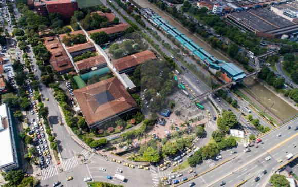 El proyecto, que comenzó su etapa de estructuración, contempla la construcción de distintas edificaciones y espacios en el Poli y la estación Poblado del Metro, que incluyen la plazoleta y los sectores hacia Las Vegas y La Regional. FOTO Esteban Vanegas