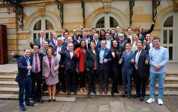 Óscar Iván Zuluaga compartió la fotografía con la mayoría de los congresistas del Centro Democrático en Bogotá a sabiendas de que María Fernanda Cabal no estaba en ella. FOTO CORTESÍA