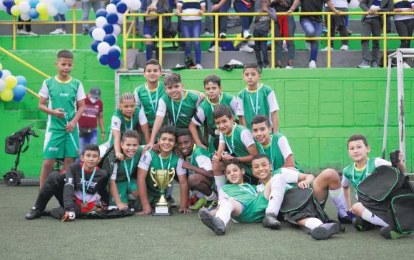 Celebró con su equipo el título. FOTOs Juan Pablo estrada y carlos velásquez.