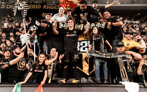 Eduard Atuesta celebra con la hinchada de Los Ángeles. El club se despidió del volante que se va jugar en la liga de Brasil. FOTO TOMADA @LAFC