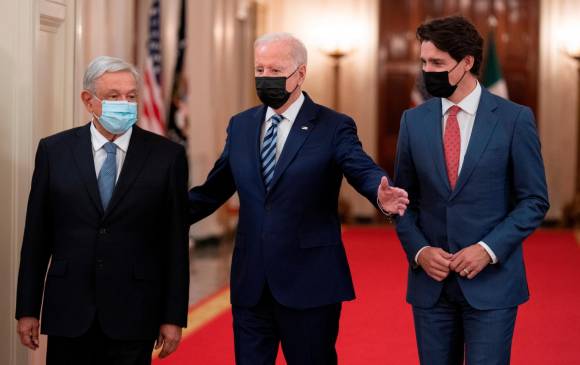 Andrés Manuel López Obrador, Joe Biden y Justin Trudeau este jueves en la Cumbre de los Lideres de Norteamérica. Foto: Efe/ Chris Kleponis 