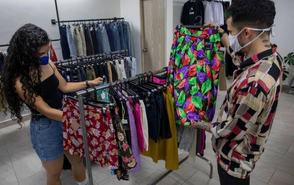 Las tiendas de ropa de segunda se están convirtiendo en una alternativa para quienes buscan renovar el closet. FOTO Edwin Bustamante