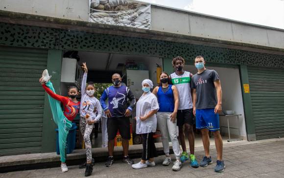 Juan Ochoa y Milena (de camiseta azul en la foto) pretenden llevar sus proyectos sociales a otros puntos de Medellín. Ya hacen presencia en la comuna 6 con boxeo y patinaje. FOTO Edwin bustamante. 