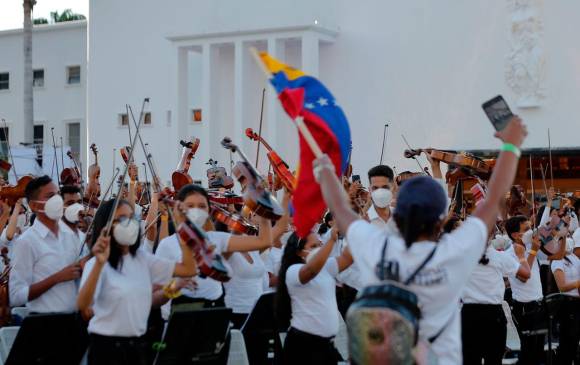 Para ganar el reconocimiento, la orquesta tuvo que cumplir con algunas reglas que demandaba la autoridad global en récords mundiales. FOTO TW @NicolasMaduro