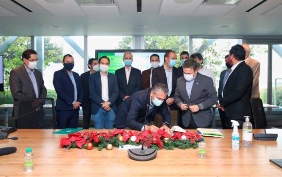 Momento en el cual los miembros del consorcio constructor y EPM firman el contrato. Hidroituango empezaría operación en 2022. Foto: cortesía