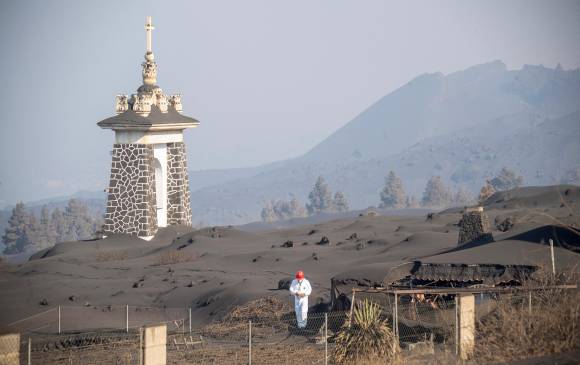 Más de 4.000 metros de altura alcanza la ceniza del volcán en algunas partes de la isla, como en el aeropuerto. FOTO AFP