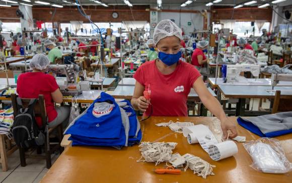 La variación anual del personal ocupado en el sector manufacturero fue del 4,1 %, según el Dane. FOTO Edwin Bustamante