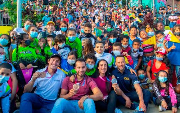 Los medallistas al lado de los niños que salieron a su encuentro. FOTOS cortesía