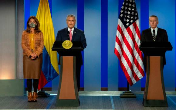 El presidente Iván Duque, junto a la vicepresidenta y canciller, Marta Lucía Ramírez, y al embajador de Estados Unidos, Philip Goldberg, tras el anuncio de recibir a 4.000 afganos en Colombia. FOTO: Cortesía