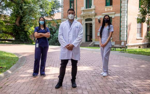 La fisioterapeuta Liliana Arango, el cirujano plástico Hidalgo Vélez y la enfermera jefe Laura Castaño. FOTO CARLOS VELÁSQUEZ