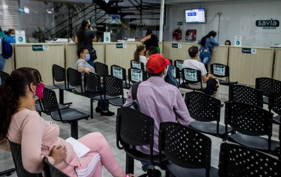 Las largas filas hacen parte de la rutina para los afiliados de Savia que necesitan atención médica. FOTO Julio César Herrera. 