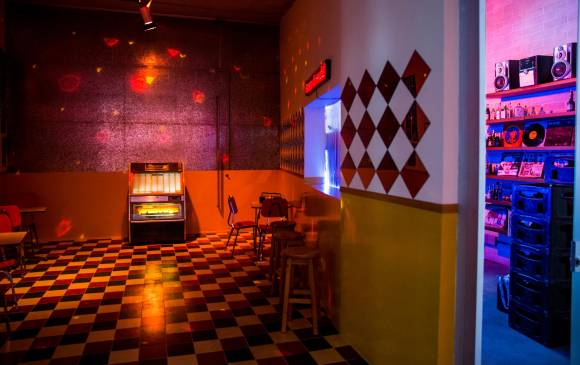 Amores de Arrabal es el bar que Lorena Zuluaga creó al interior del Mamm para esta exposición, habrá presentaciones en vivo y el espectador será parte de la instalación. FOTOS JULIO CÉSAR HERRERA