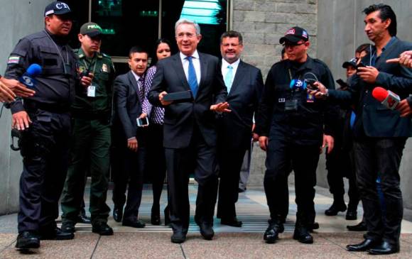 El expediente del expresidente y exsenador Álvaro Uribe Vélez llegó a la Fiscalía tras la renuncia al Congreso de la República. El ente acusador pidió la preclusión del caso. FOTO Colprensa