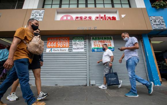 Puertas metálicas hasta el piso y carteles de “Arrienda” son usuales en el corredor peatonal de Junín, en el Centro. FOTO edwin bustamante