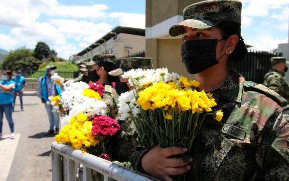Las integrantes de las Fuerzas Armadas compartieron flores con las personas que llegaron al plantón frente a la IV Brigada. Foto: Edwin Bustamante