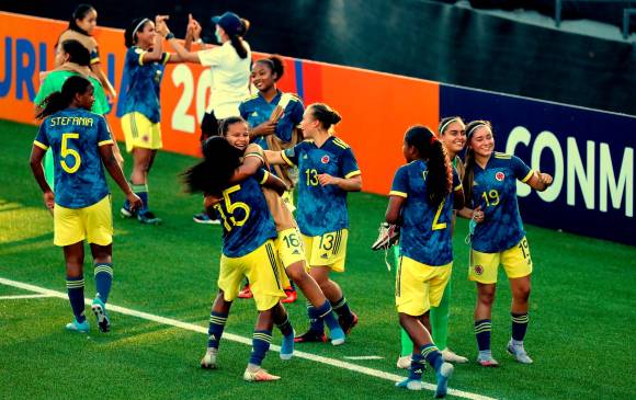 El festejo de las jugadoras colombianas en el Estadio Charrúa, de Montevideo, Uruguay. FOTO EFE