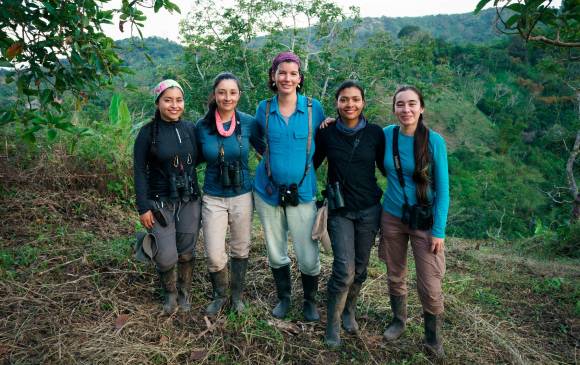 De izquierda a derecha: Jessica Díaz, Juliana Soto, Natalia Ocampo, Estefanía Guzmán y Daniela Garzón. FOTO cortesía equipo blaio alas, cantos y colores
