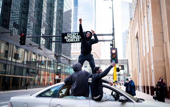 Tras conocerse el veredicto del jurado, se desataron celebraciones en varias ciudades de EE. UU. FOTO Getty