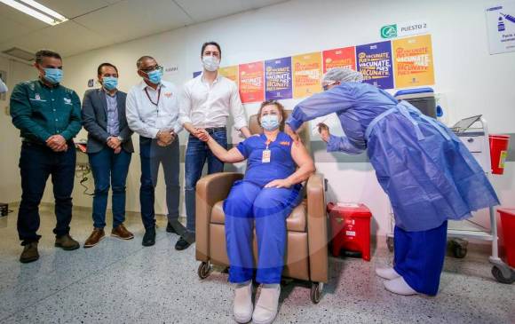 A las 7:13 a.m. de este jueves 18 de febrero fue aplicada la primera vacuna contra la covid-19 en Medellín. FOTO: Cortesía 