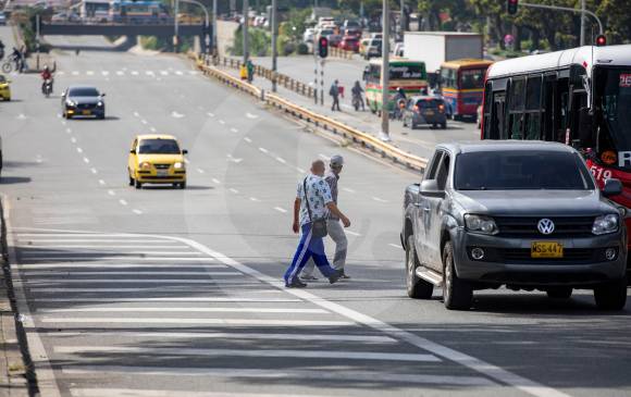 El puente de San Juan, sobre la Avenida del Río y la Regional Sur, es un punto donde los peatones arriesgan la vida por no usar el paso peatonal. FOTO Edwin Bustamante