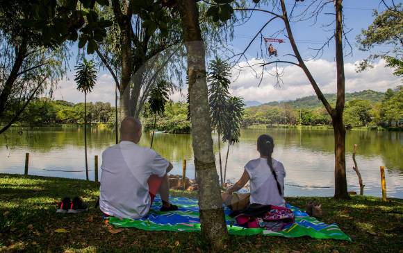 Hacer un picnic frente al lago es una de las actividades que pueden hacerse en el Parque Norte. También están las atracciones mecánicas. FOTO Esteban vanegas