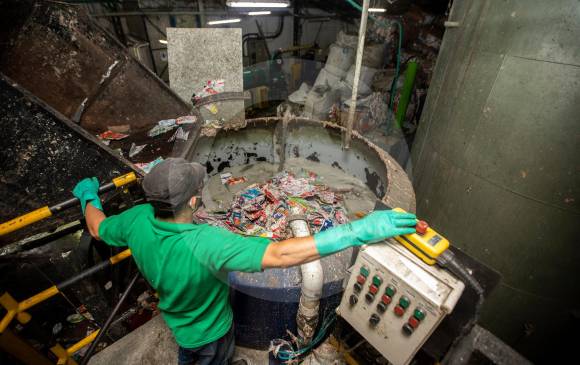 Separar los residuos es el primer paso para el reciclaje. Eso permite que en el Oriente puedan recuperarse 44.000 toneladas al año. La idea de la región, en cabeza de Cornare, es que cada vez llegue menos cantidad a los rellenos sanitarios. FOTO camilo suárez