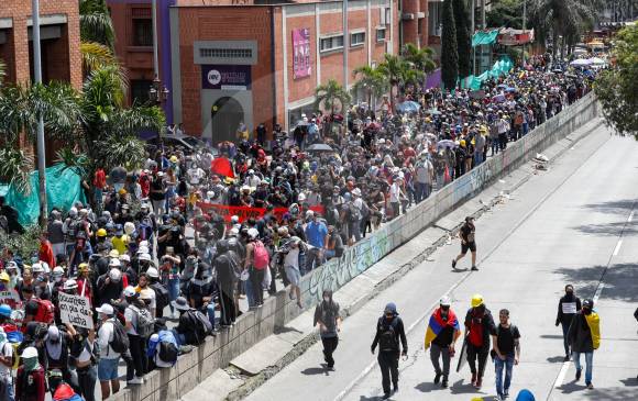 En Medellín hubo bloqueos en distintas vías, como la Calle Barranquilla, la Avenida Regional, la Autopista Sur y la Autopista Norte. Las concentraciones fueron en el Parque de los Deseos y Punto Cero. FOTO Manuel Saldarriaga